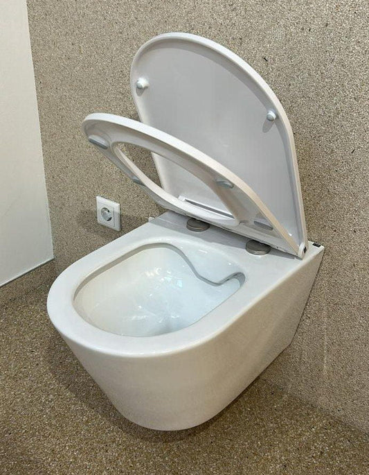Wand-WC in Weiß mit hochgeklapptem Sitz und Deckel an einer strukturierten Wand